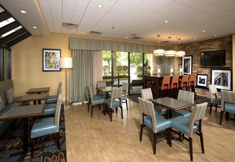 Hampton Inn Fairfax City Exterior photo